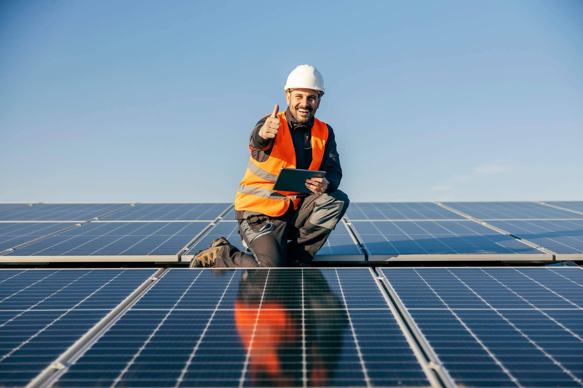 Instalación de placas solares en espacios reducidos, ¿es factible su implementación?