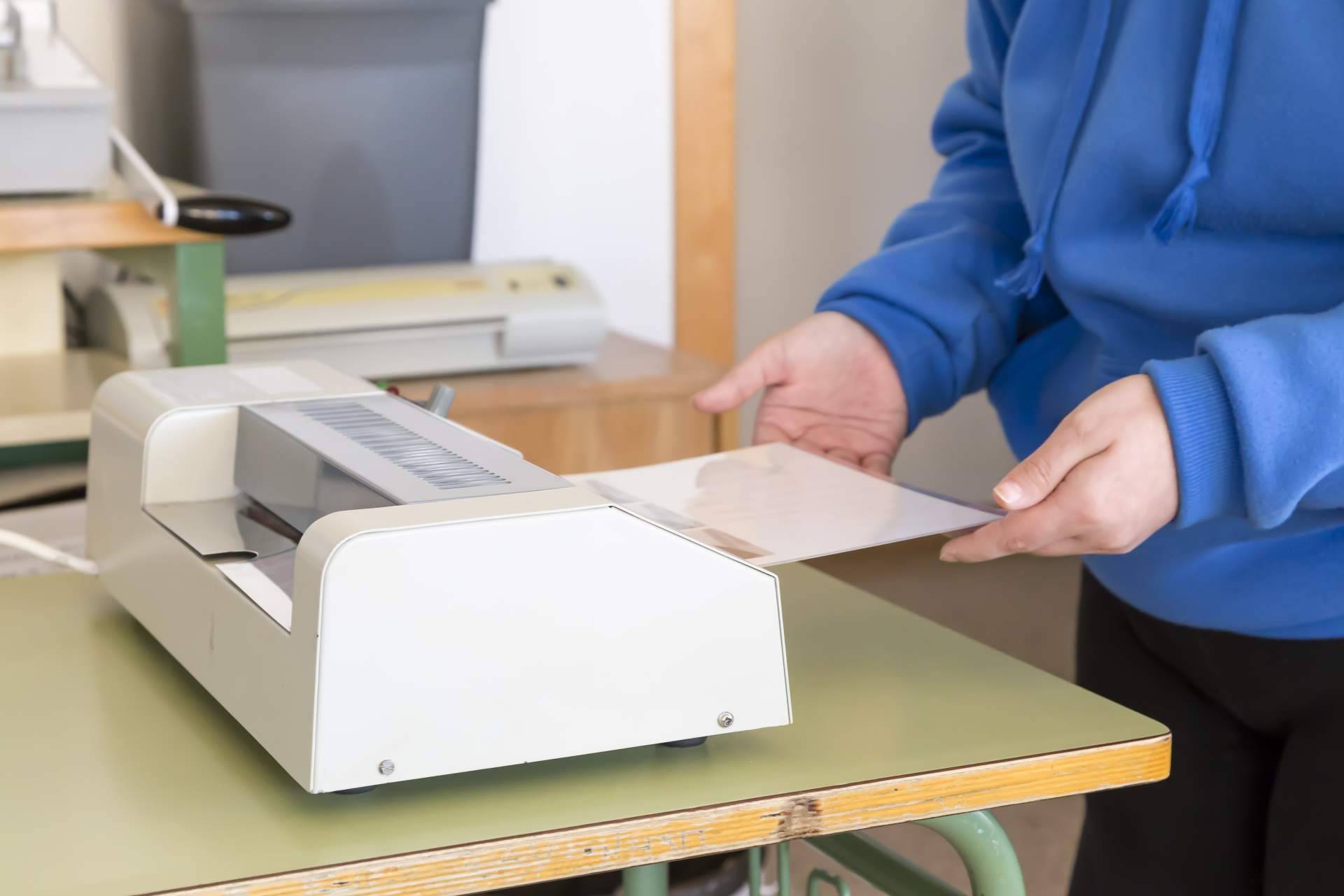 Impresión y plastificación de calidad para proteger documentos con Imprenta Digital Láser