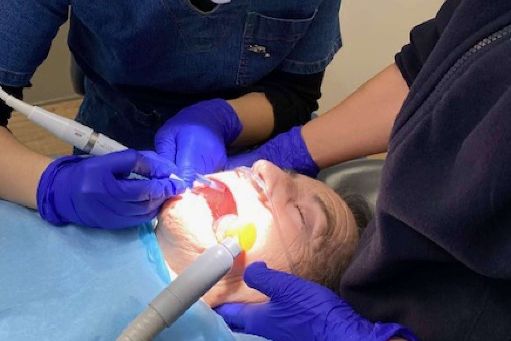 Para una experiencia sin miedo al dentista, Clínica Dental Ulman ofrece sedación consciente