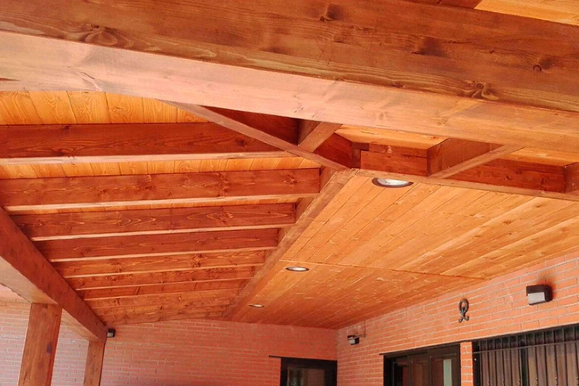 Corte de tableros, porches de madera y pérgolas de madera, en Semasa
