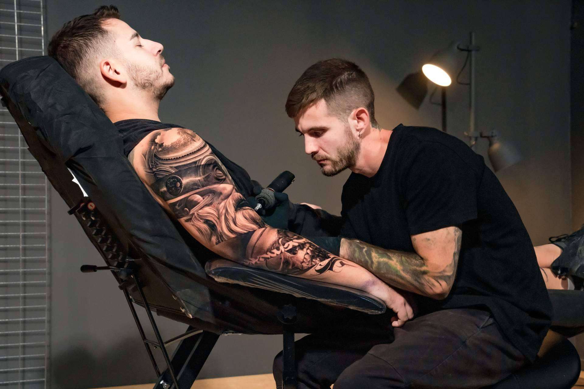 Para hombre que no deja de ganar adeptos, el curso de tatuajes en el brazo, por Habbility