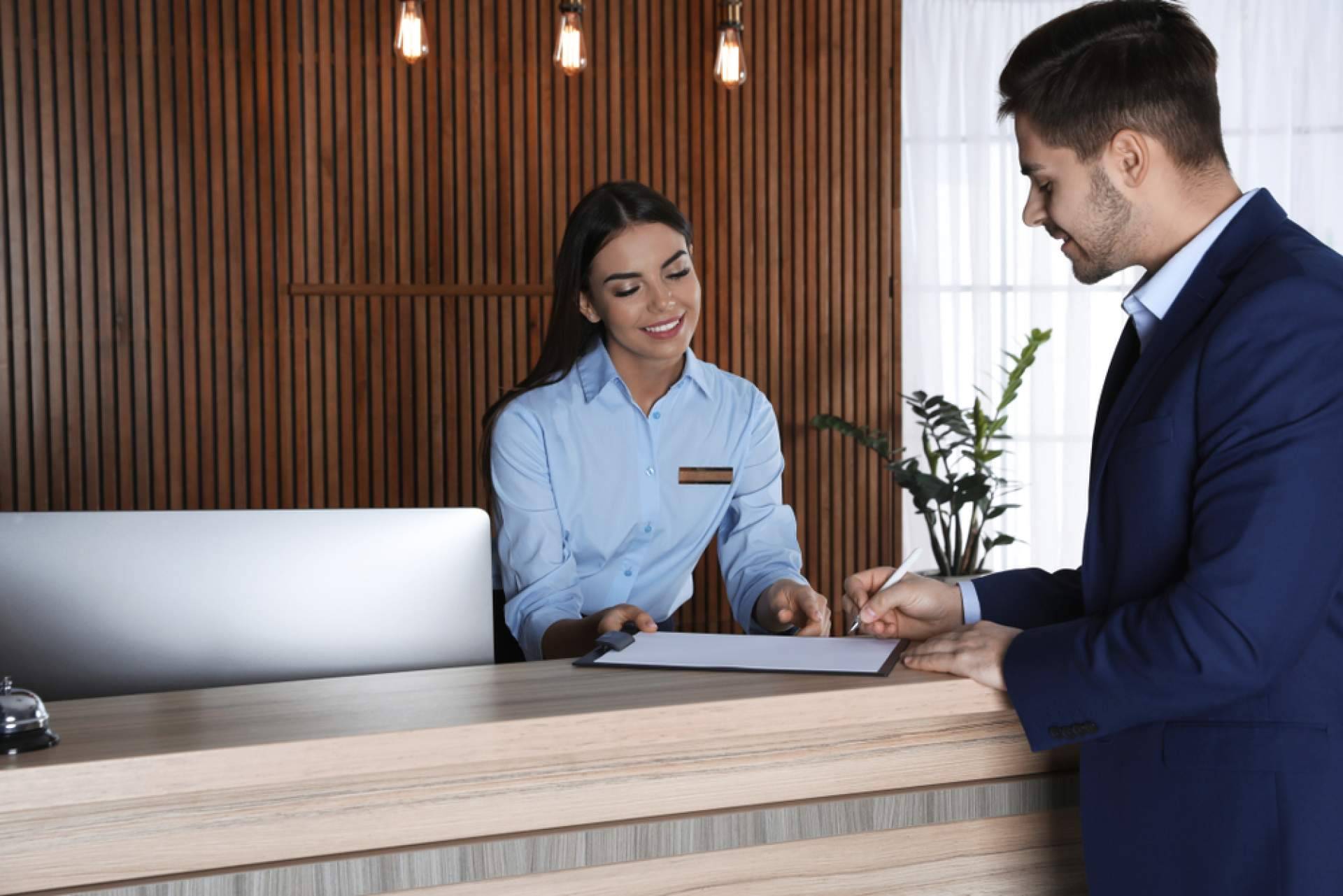 Diseño de muebles de recepción de forma personalizada de la mano de OfficeDeco