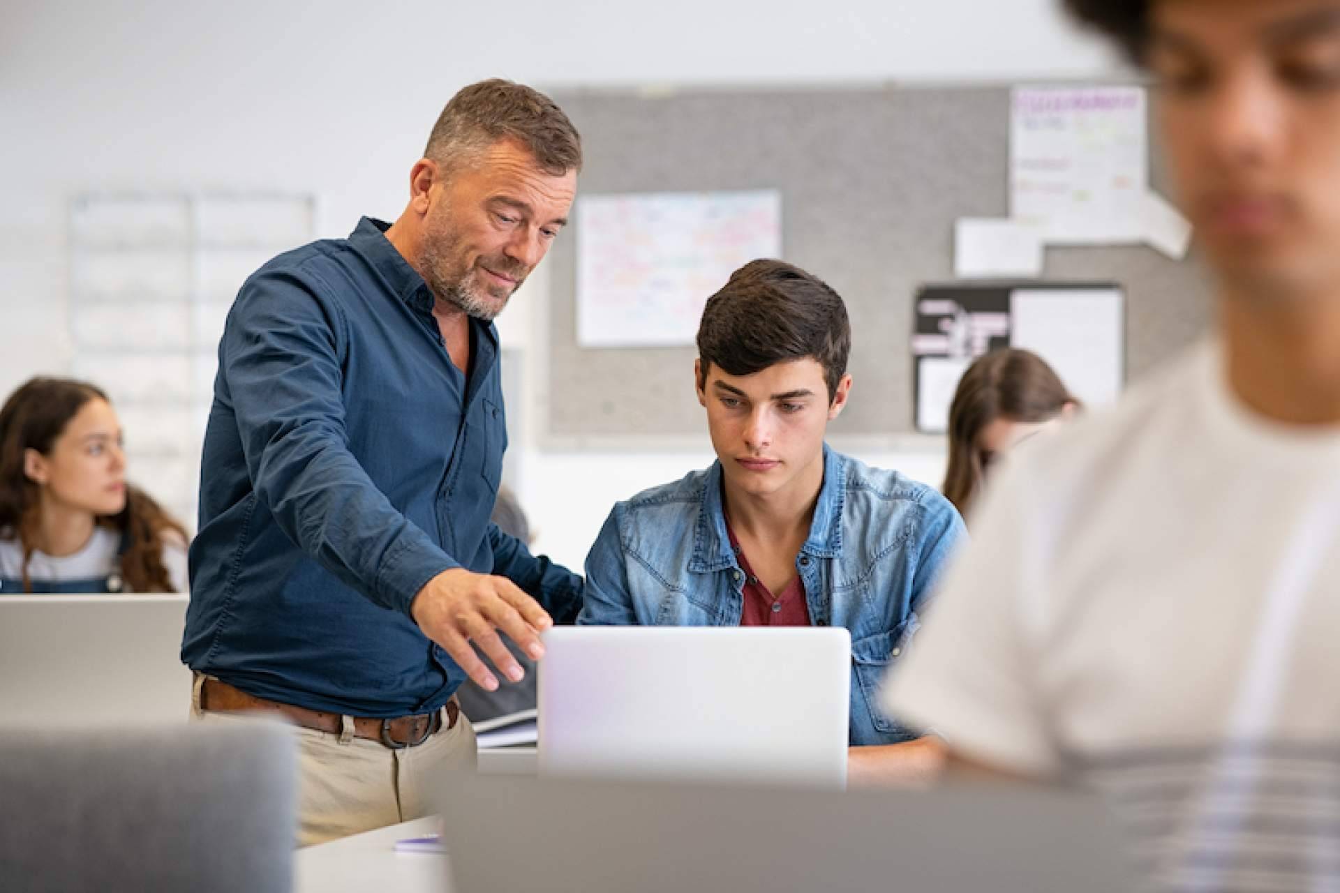 Contratar a graduados y doctores para ayudar a universitarios con sus trabajos, por ApruebaTodo