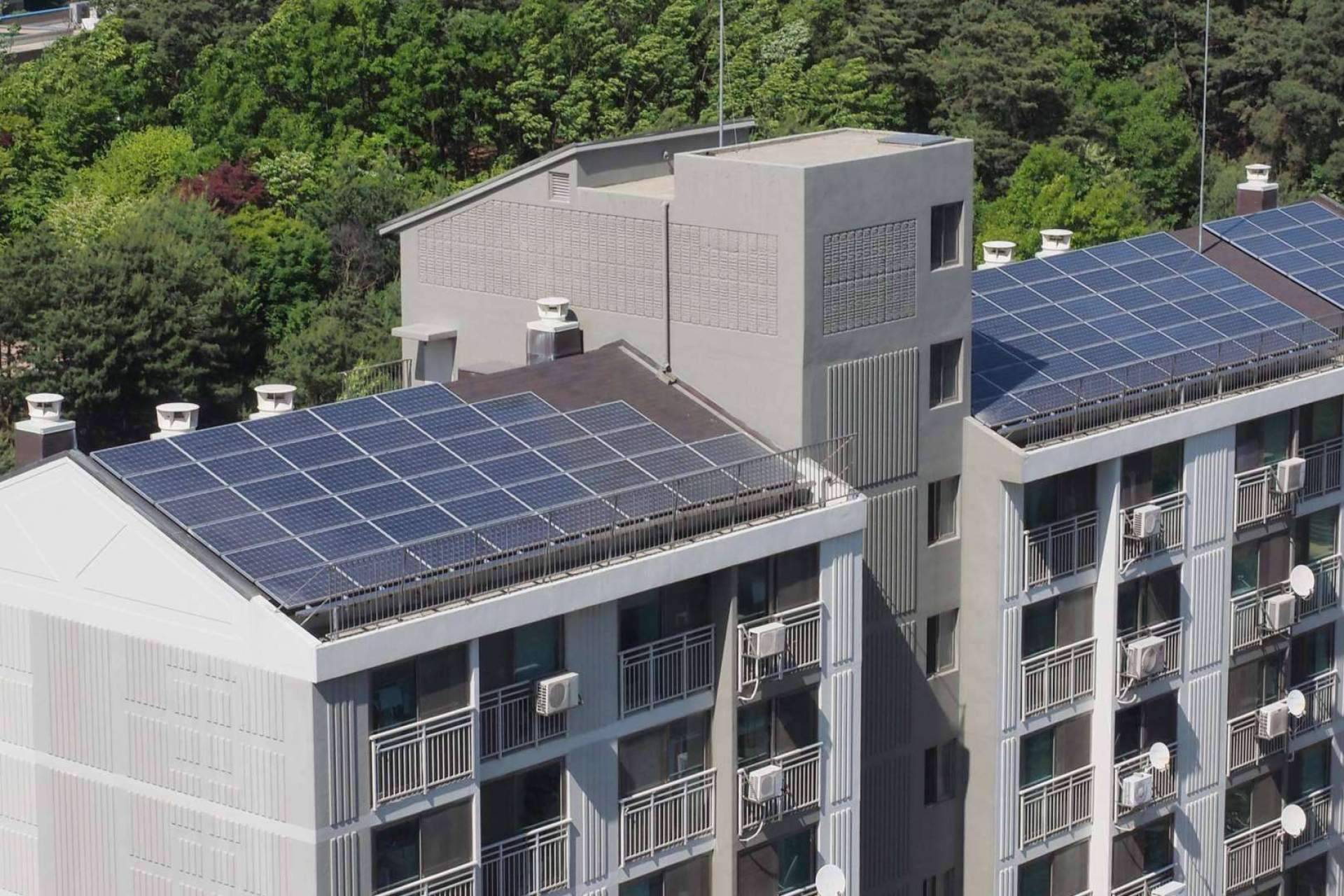 Iberdrola presenta la instalación de su primera comunidad solar en Aragón