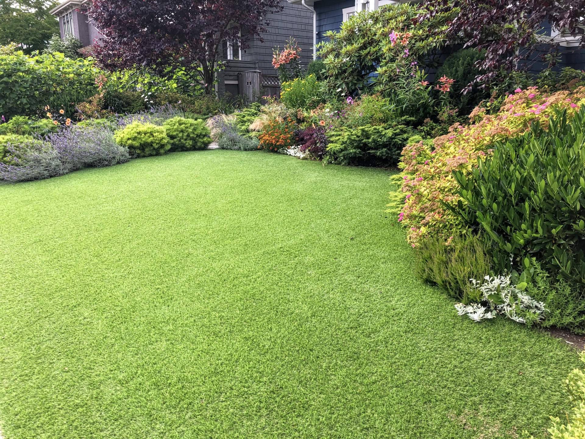 Eurocesped se encarga del desarrollo de jardines con césped artificial