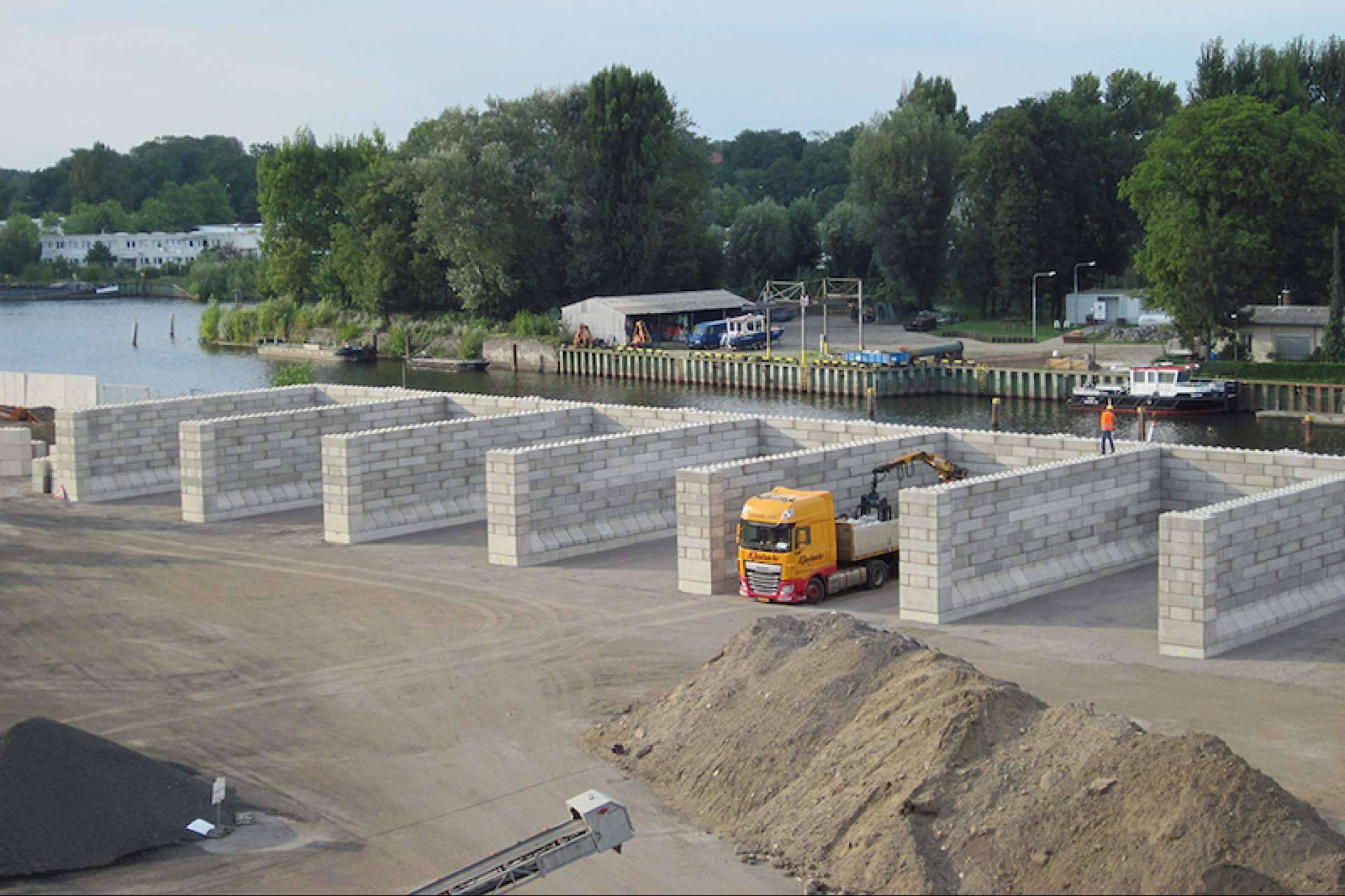 Producción de moldes de bloques de hormigón, con la empresa Betonblock