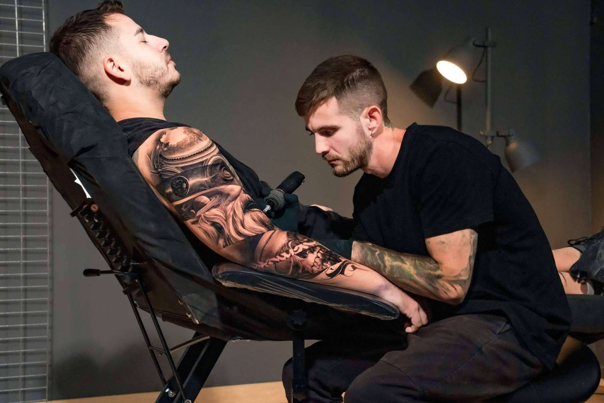 Realismo tatuajes brazo entero hombre sin dañar la piel, por Habbility