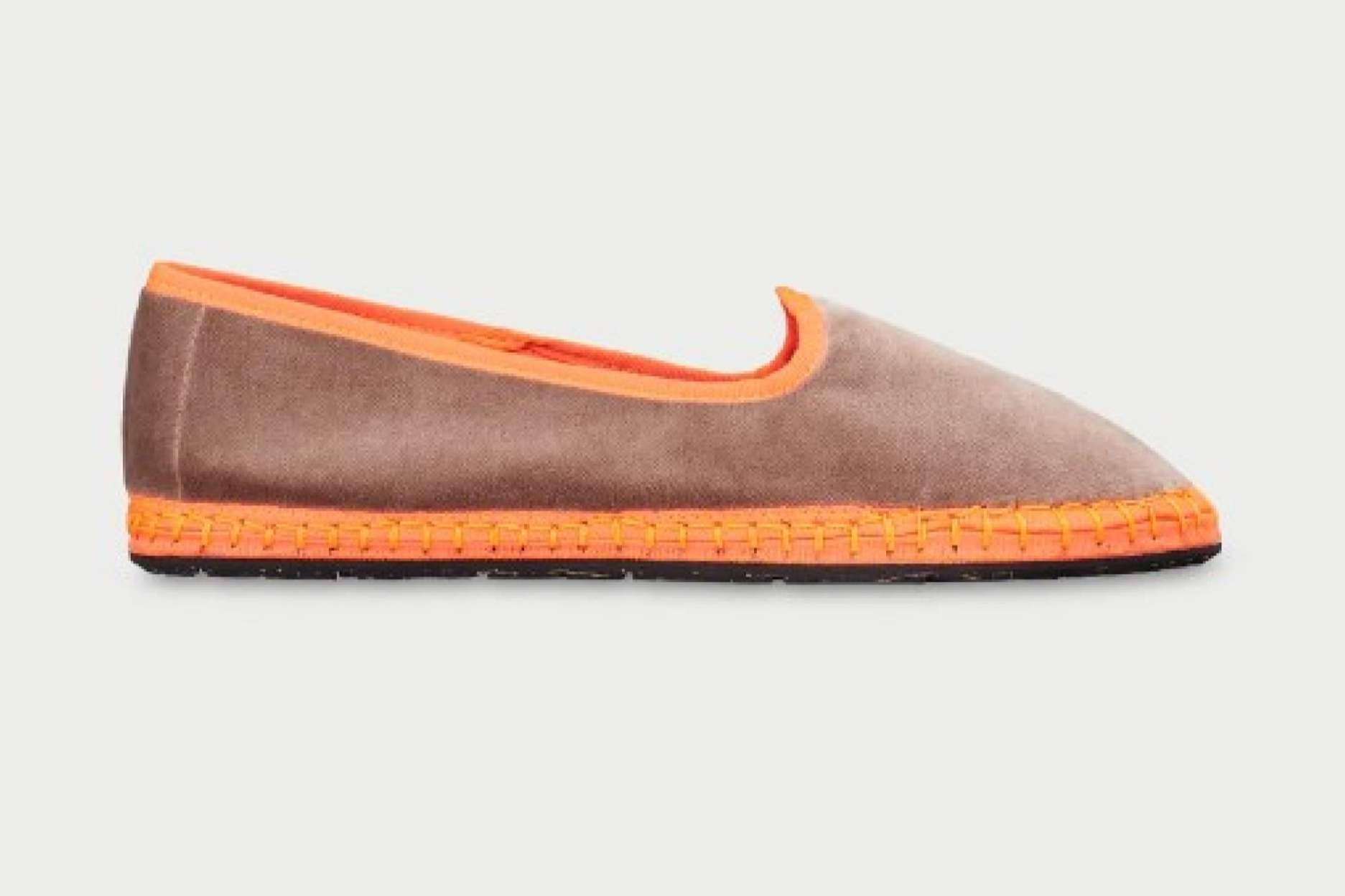Lucía Pombo viste con los zapatos de la firma de moda española Flabelus