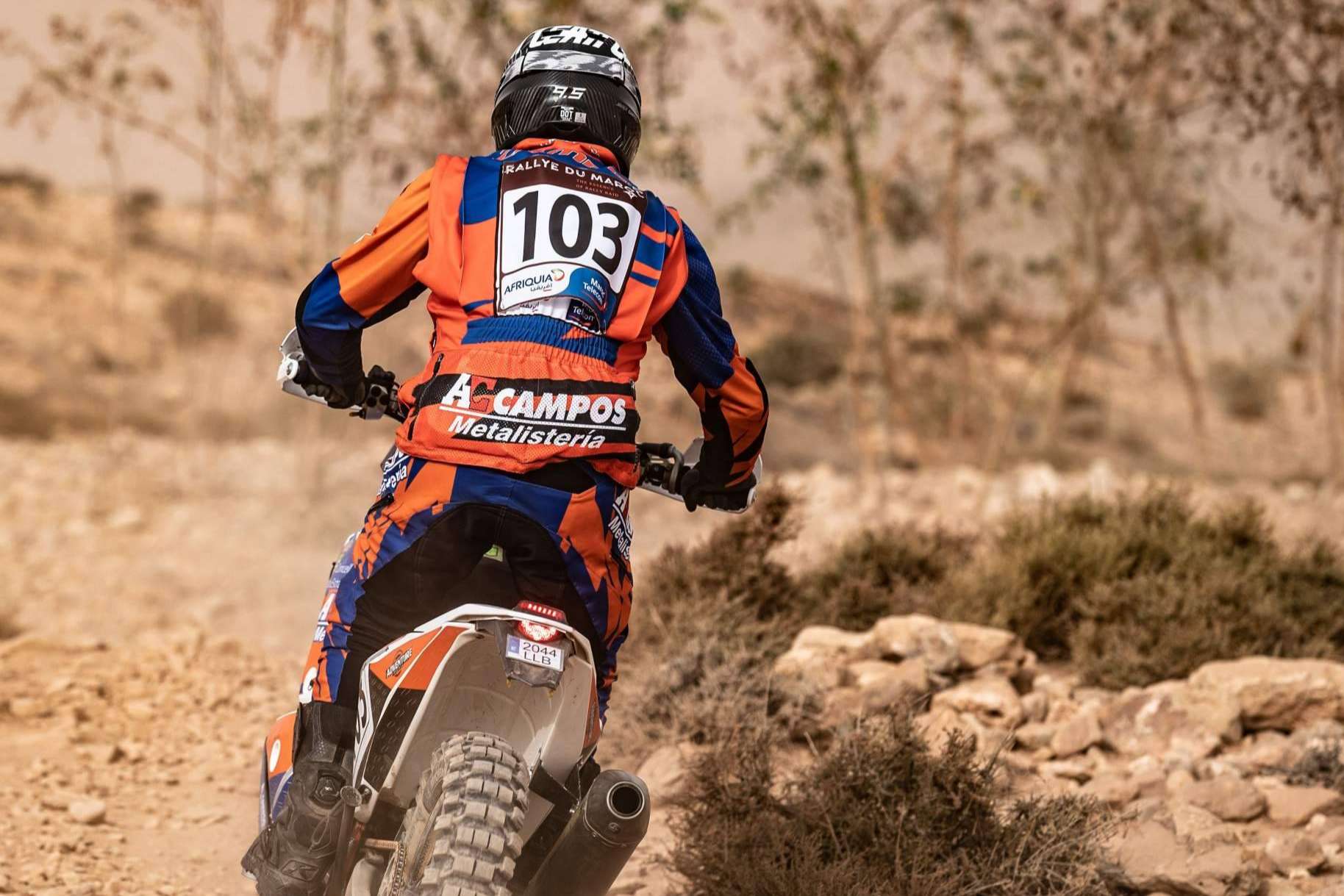 ADHESIVOSEMBARRADOS pone a disposición equipaciones para rally en moto