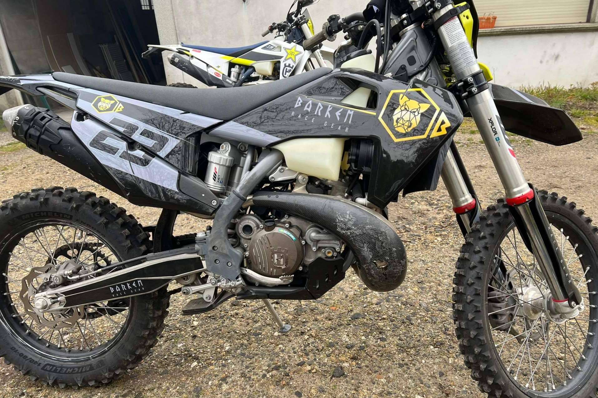 Adhesivos personalizados para motos off road disponibles en ADHESIVOSEMBARRADOS