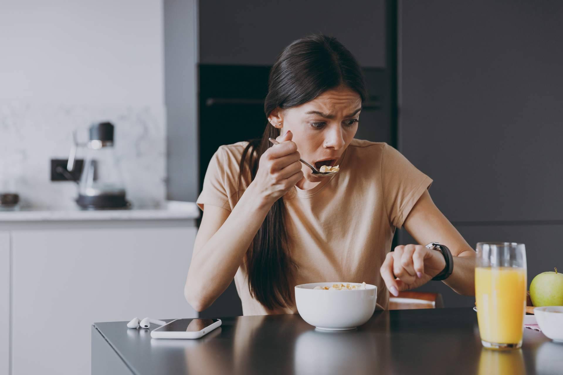 El tiempo que se pierde al peinar un cabello rebelde por las mañanas