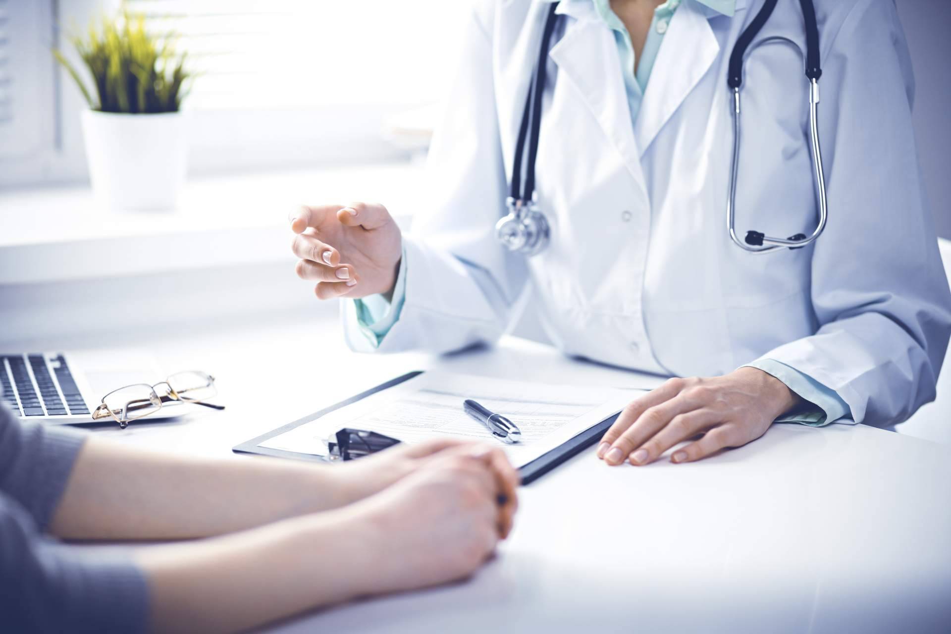 Contratar un seguro de salud Adeslas de la mano de Paradigma XIII Mediación