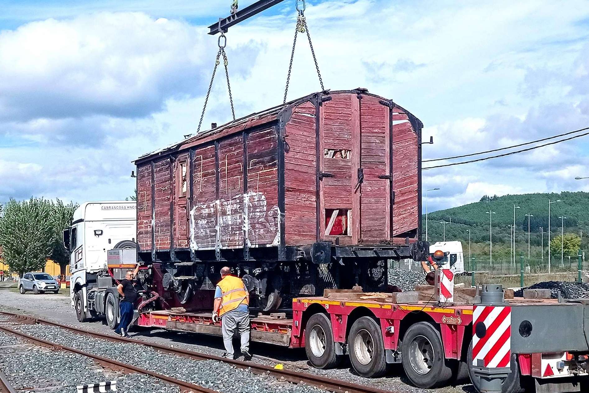 Traslado a talleres del histórico furgón del Estado WSF-2, con la Fundación del Patrimonio Ferroviario