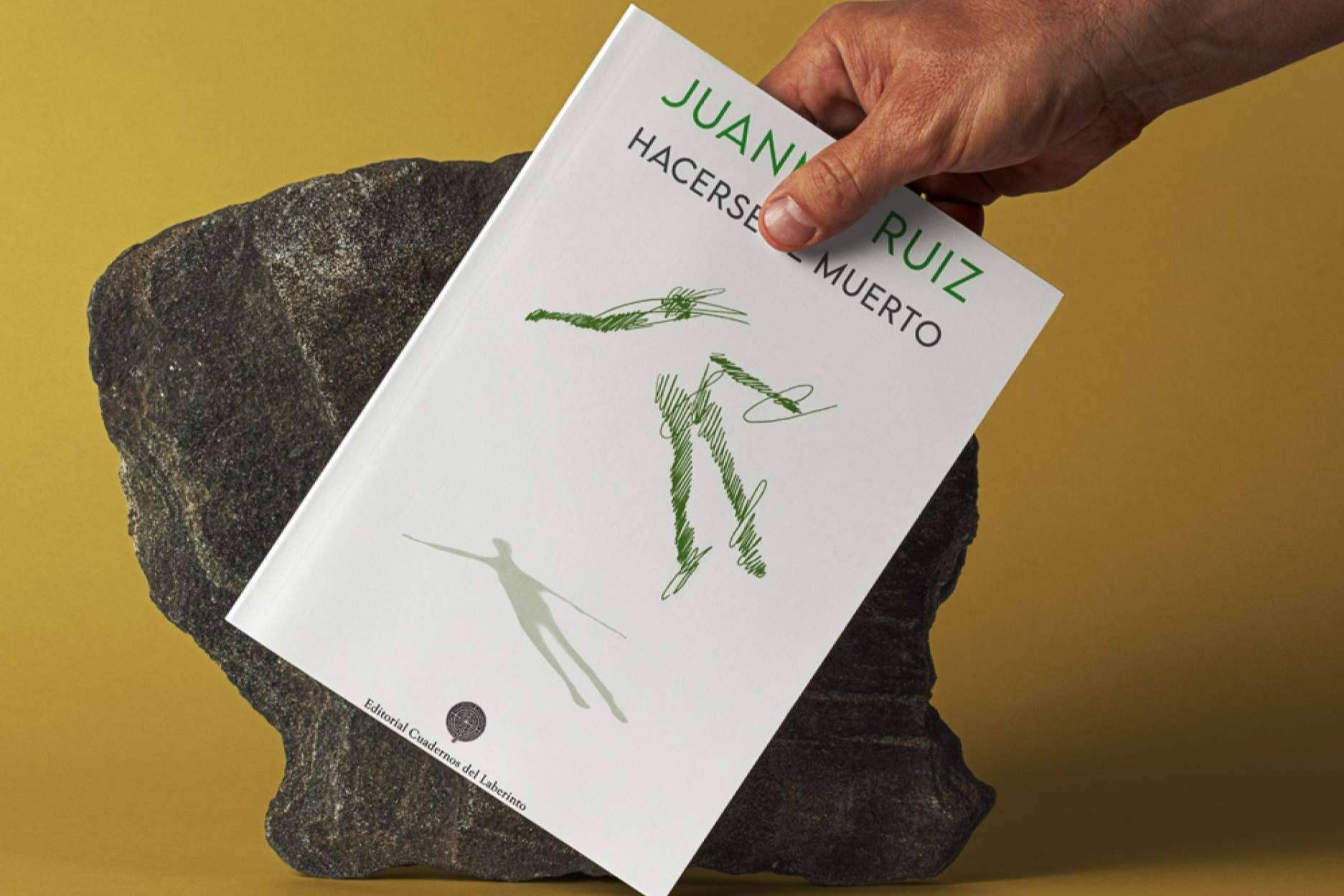 La poesía de Juanma Ruiz, 'Todos, en alguna ocasión, hemos necesitado hacernos el muerto para poder afrontar las dificultades'