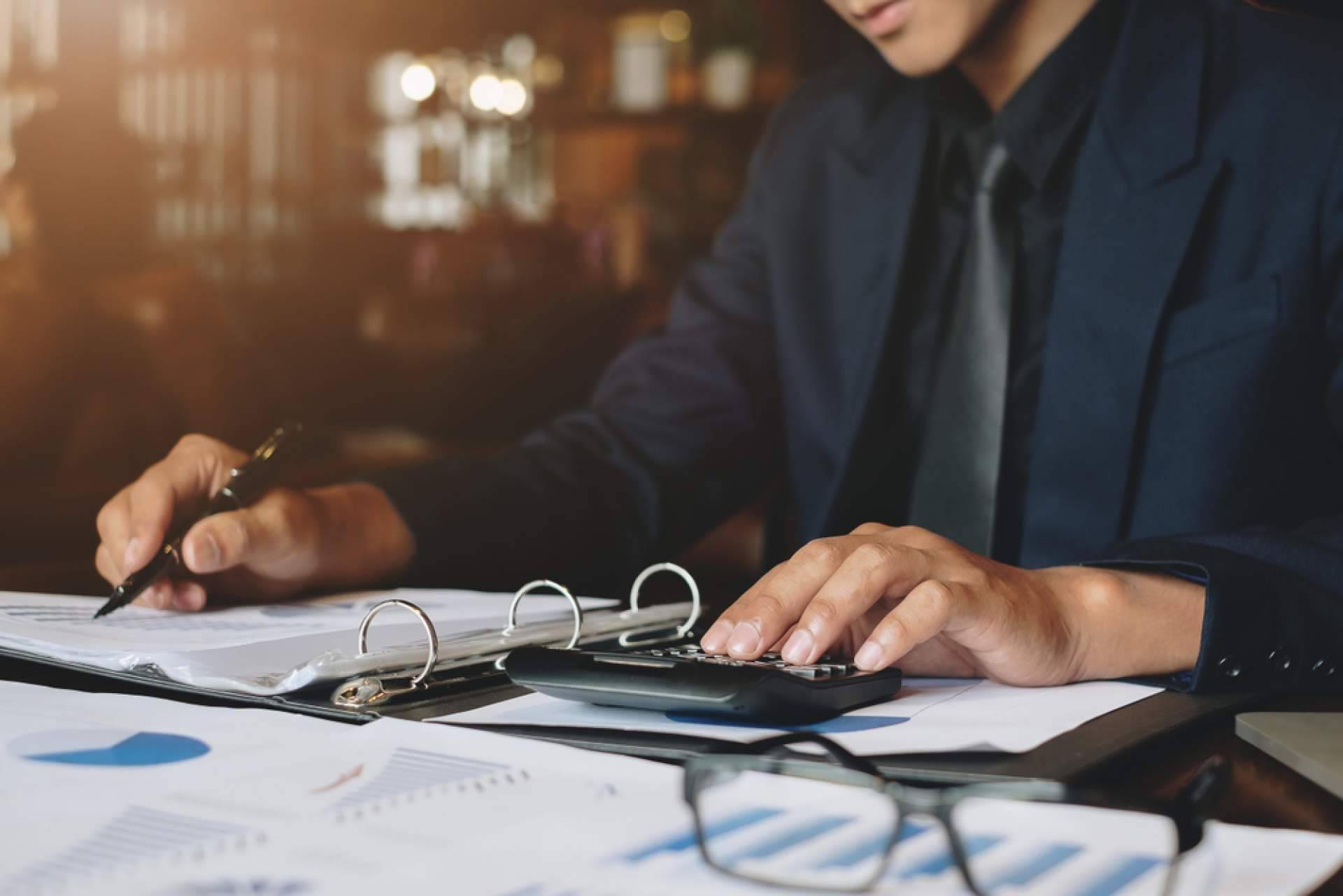 Cuáles son las ventajas para un vendedor y comprador de utilizar un fiduciario o agente Escrow
