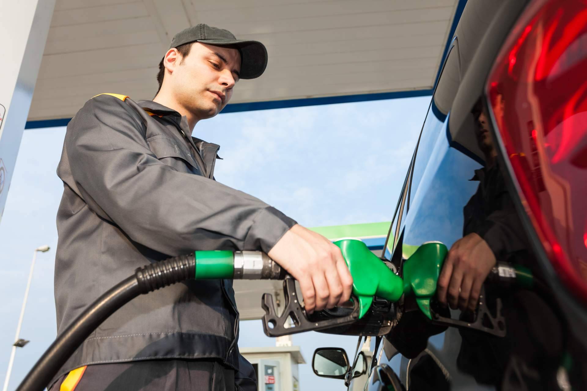 Consejos útiles para ahorrar combustible en un coche, de la mano de Enginer