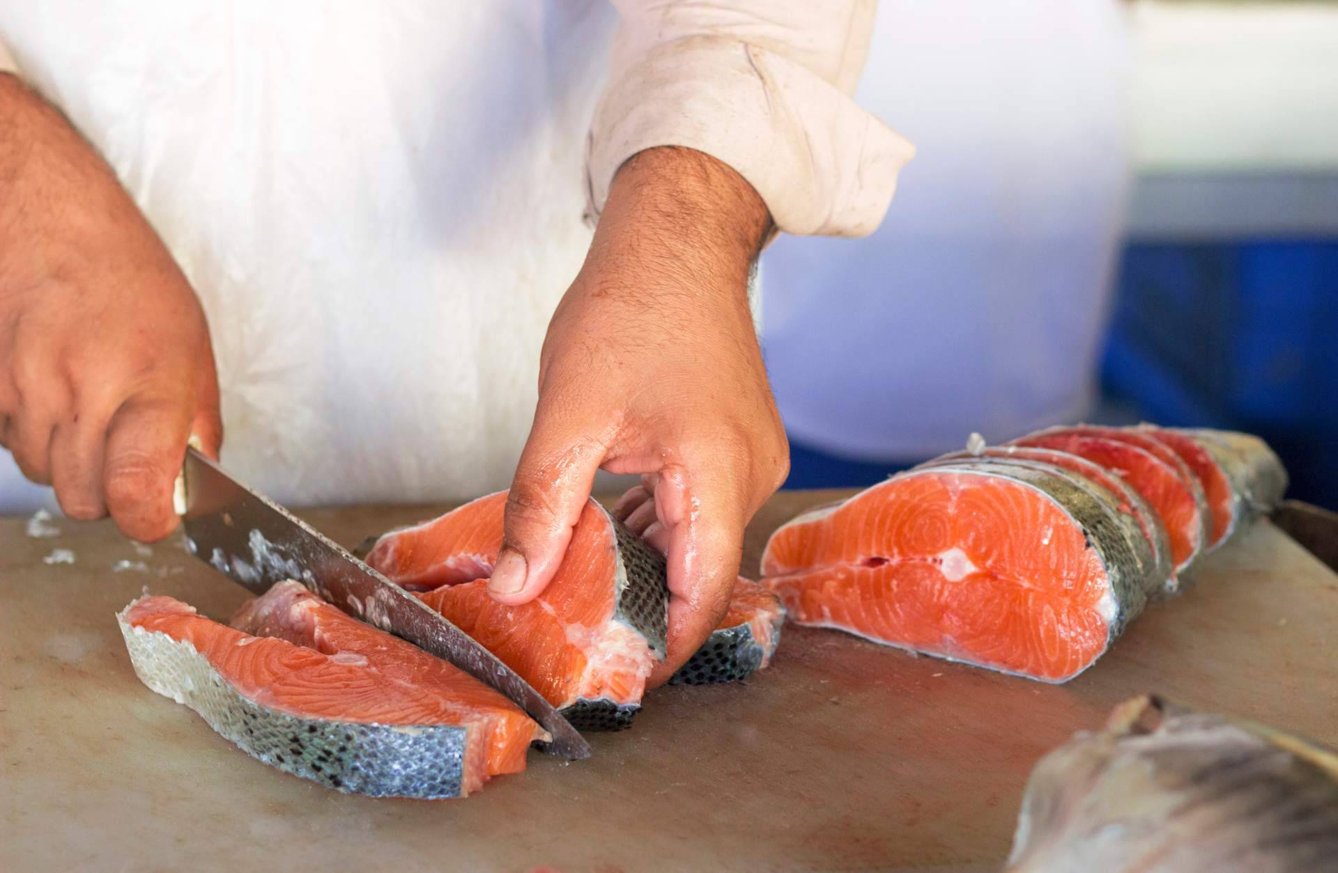 Los profesionales de pescados y mariscos de Pescadería Younes Ceuta