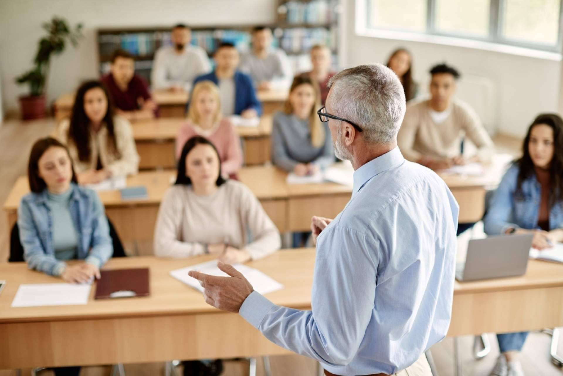 Preparar las acreditaciones de la ANECA para ser profesor universitario con la ayuda de Ayuda Universitaria