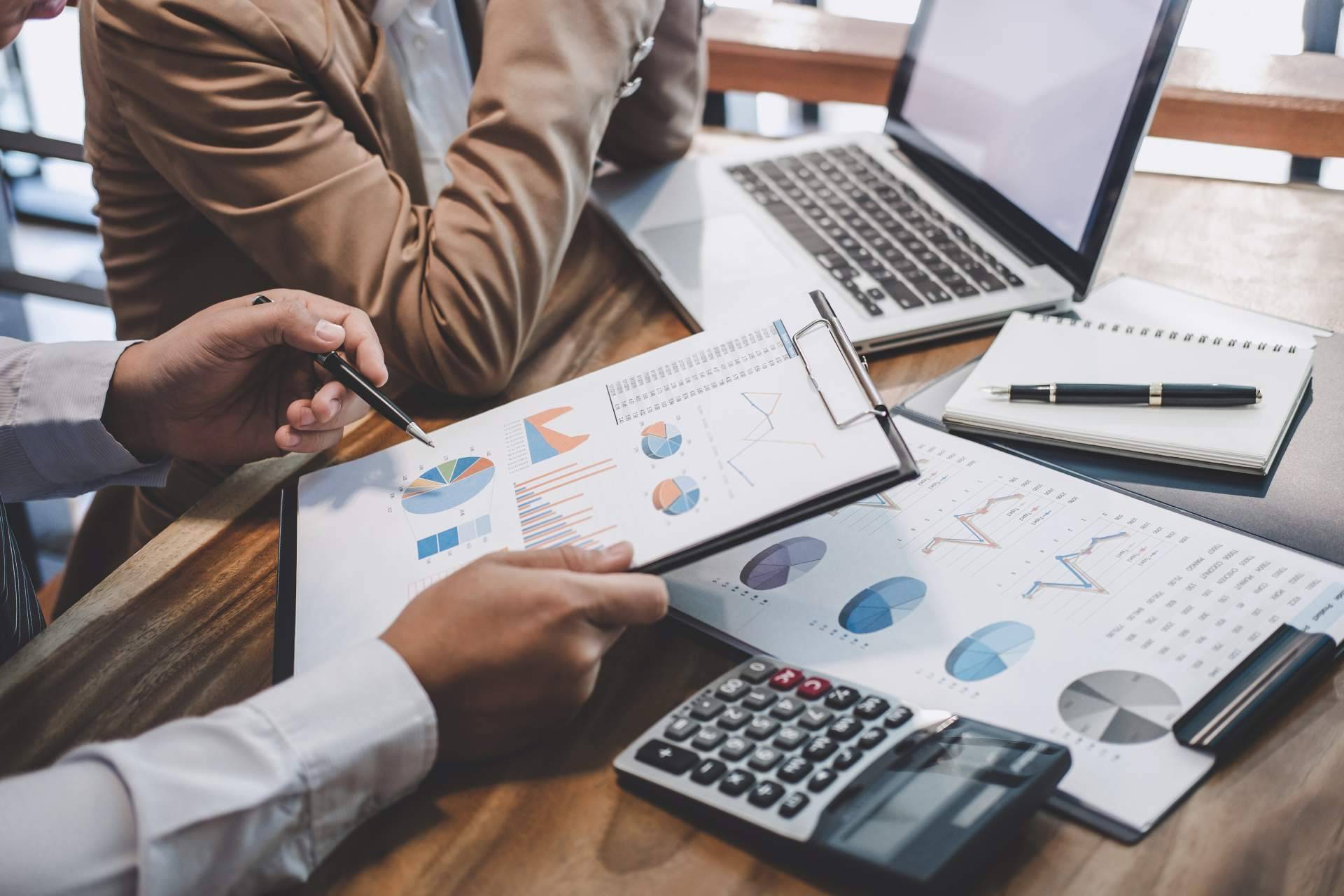 Ayudar a empresas y autónomos a entender sus finanzas, con Elite Wave Assessors, expertos en contabilidad financiera