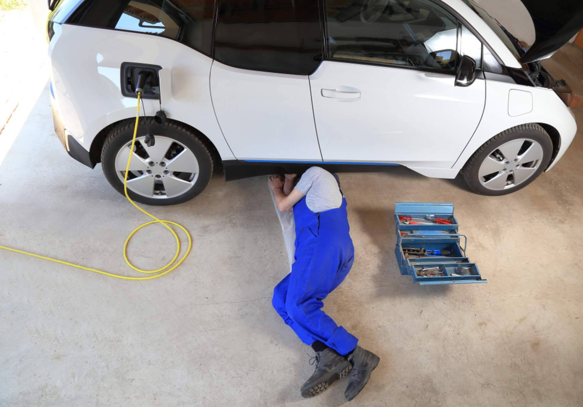 Manipulación de vehículos eléctricos e híbridos; la formación de Digi-Tec