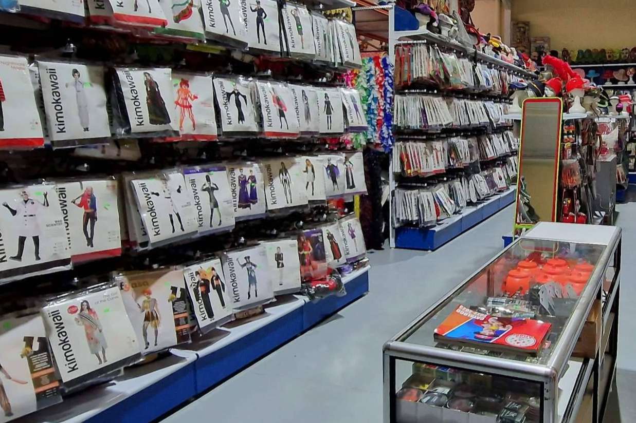 Conocer la tienda de Carnaval Almacenes Casa Ángel; conocida como un paraíso de color y creatividad