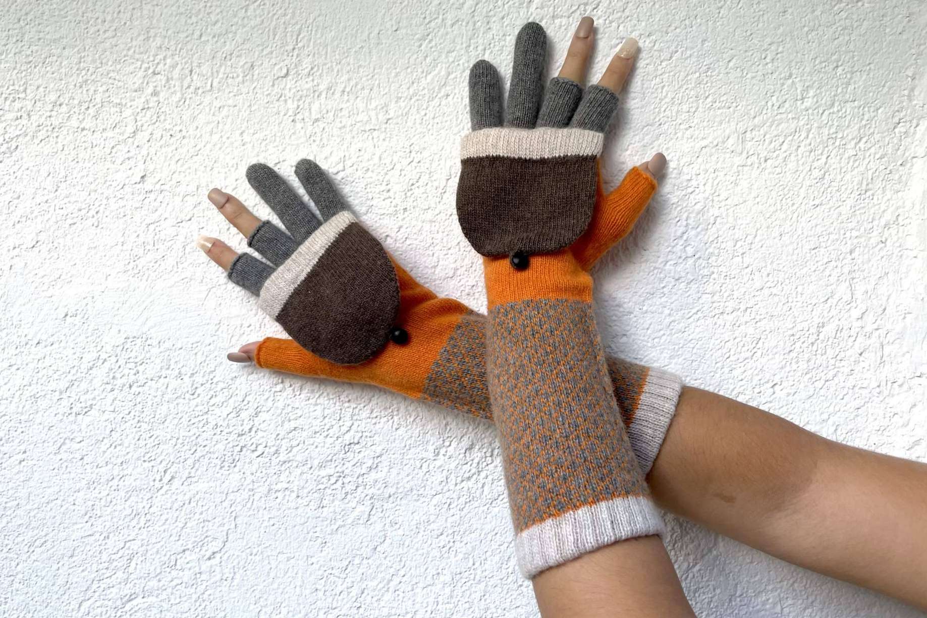 Una tendencia a la que apuntarse este invierno, guantes largos en looks cotidianos