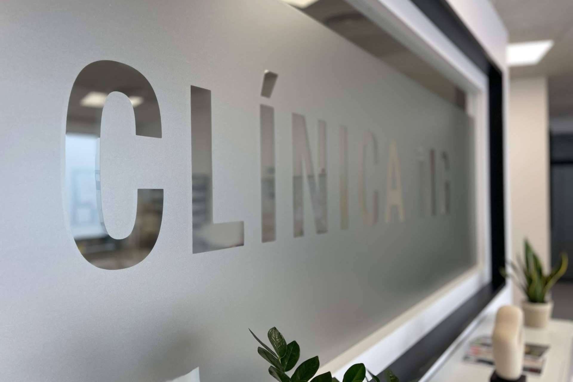 Los especialistas en cirugía oral y maxilofacial de Clínica MG Dental