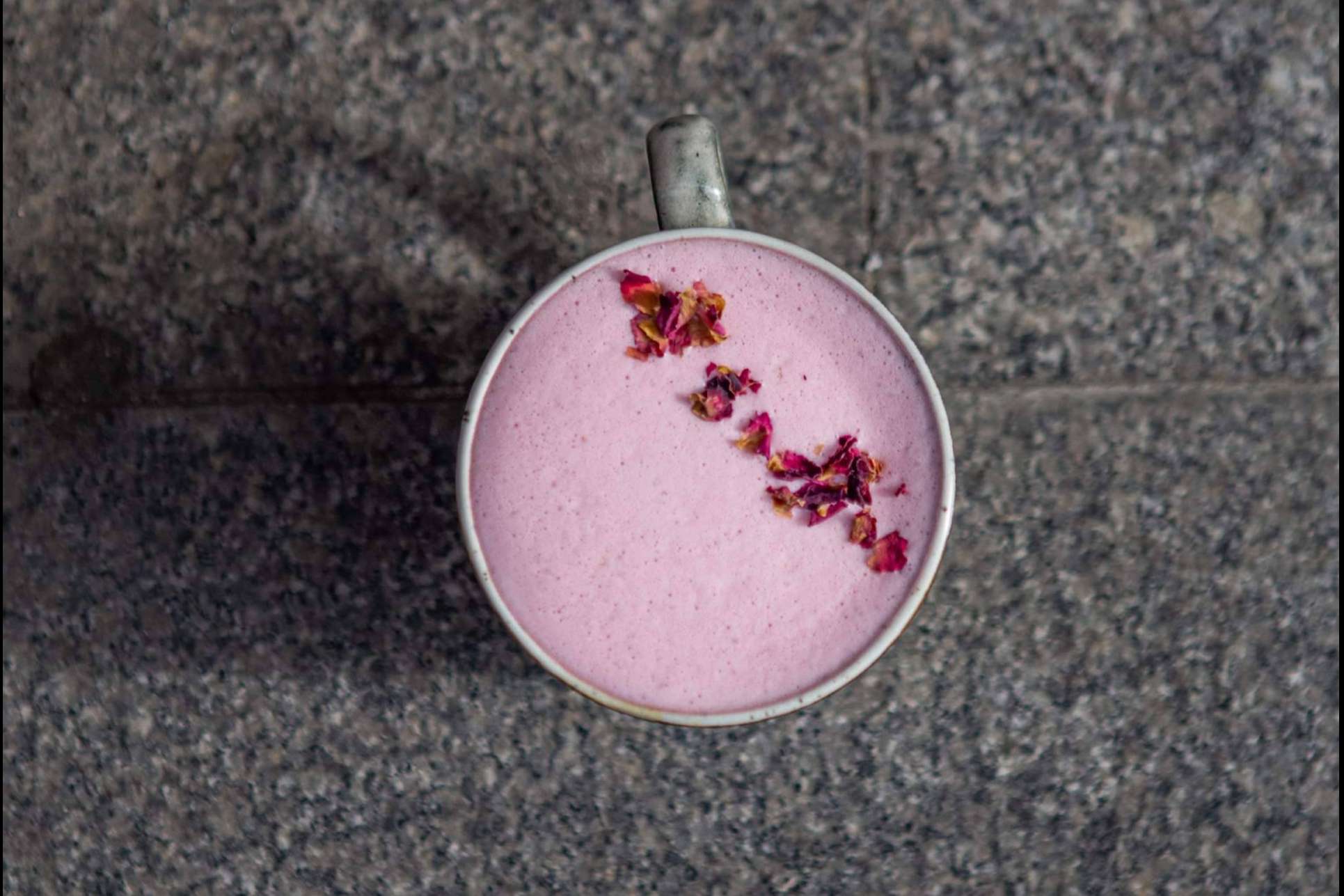 Chai latte en polvo para preparar bebidas con ingredientes naturales, de la mano de Chimo Chai