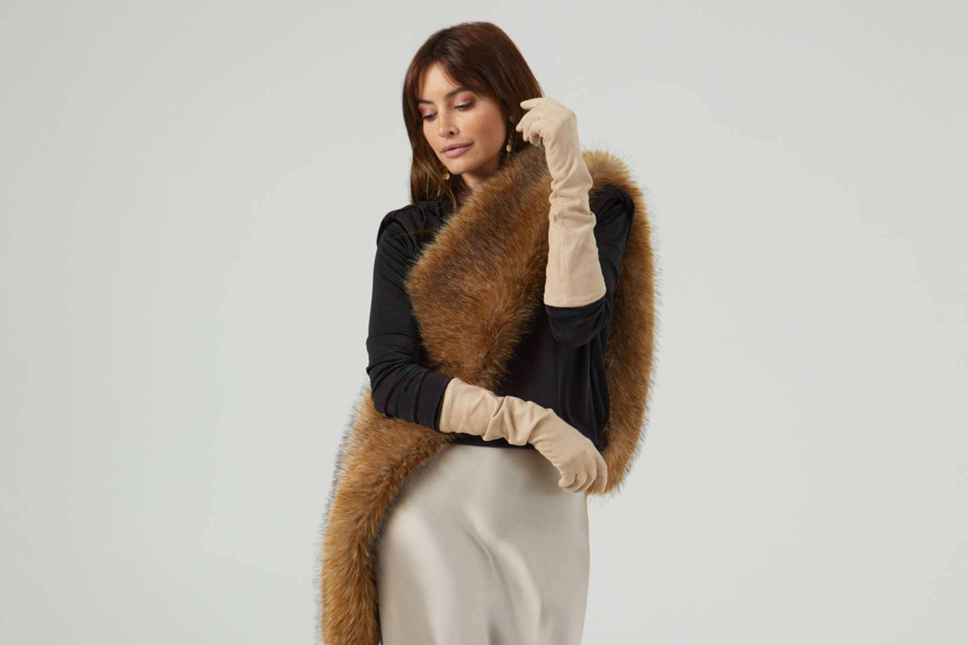 6 trucos para ser una invitada elegante sin pasar frío en invierno