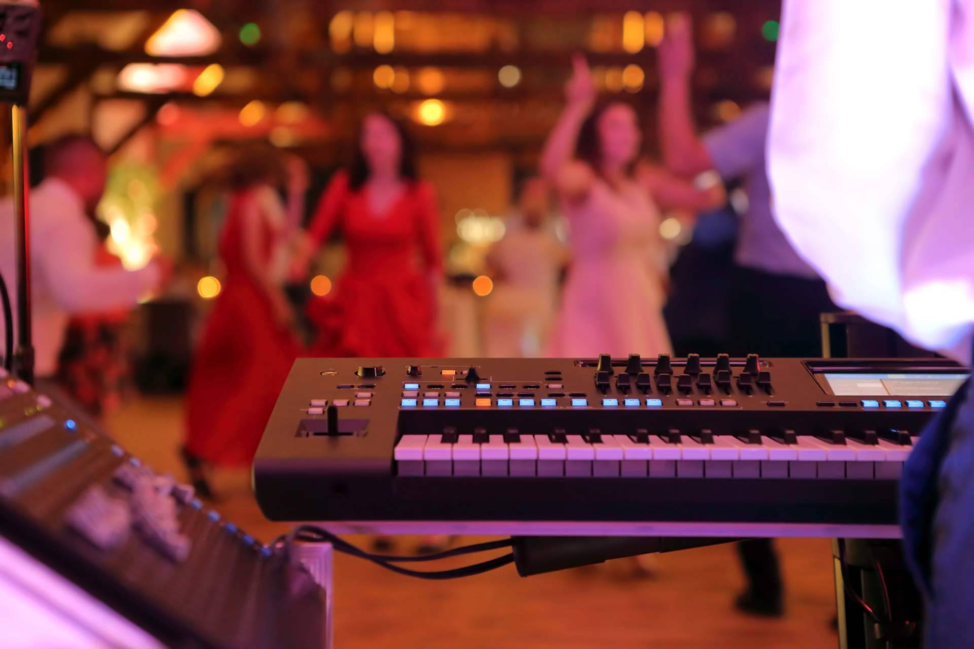 Contratar cantantes famosos para bodas a través del servicio de la agencia Peculiar