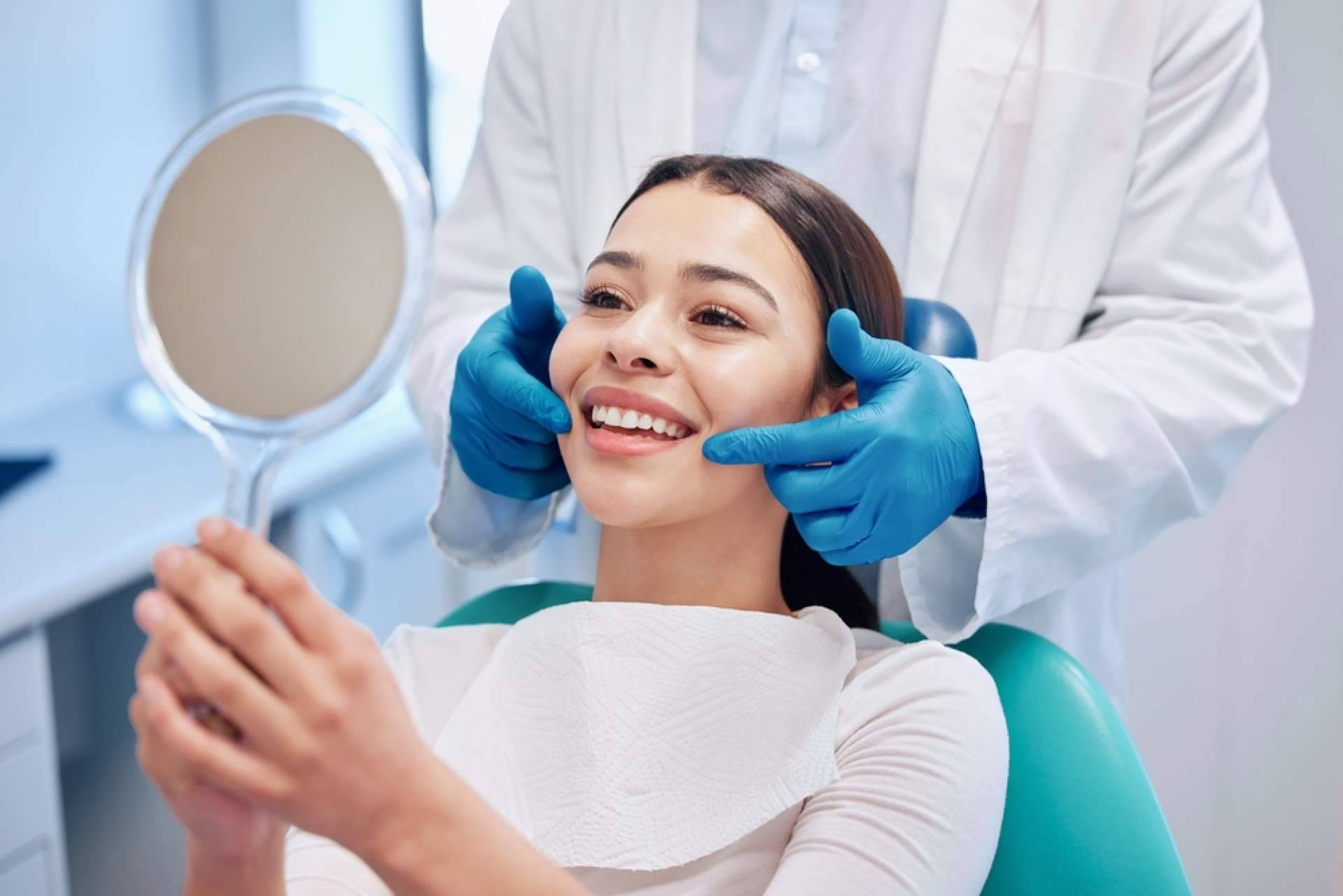 Tratamiento de microcarillas dentales sin tallado dental, en Carlos Saiz Smile