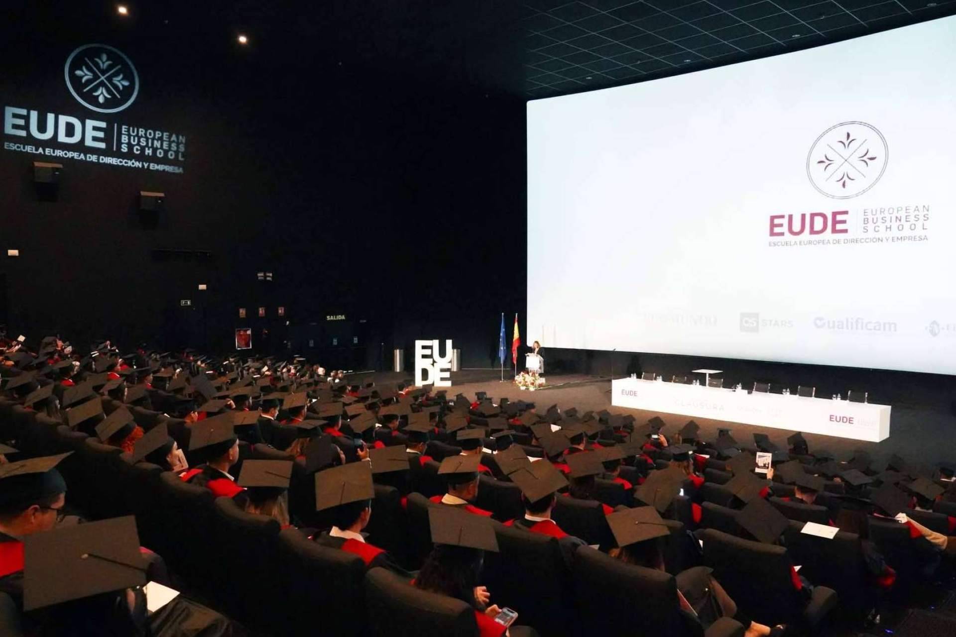 Más de 400 estudiantes de 25 países reciben sus títulos de Máster de EUDE Business School