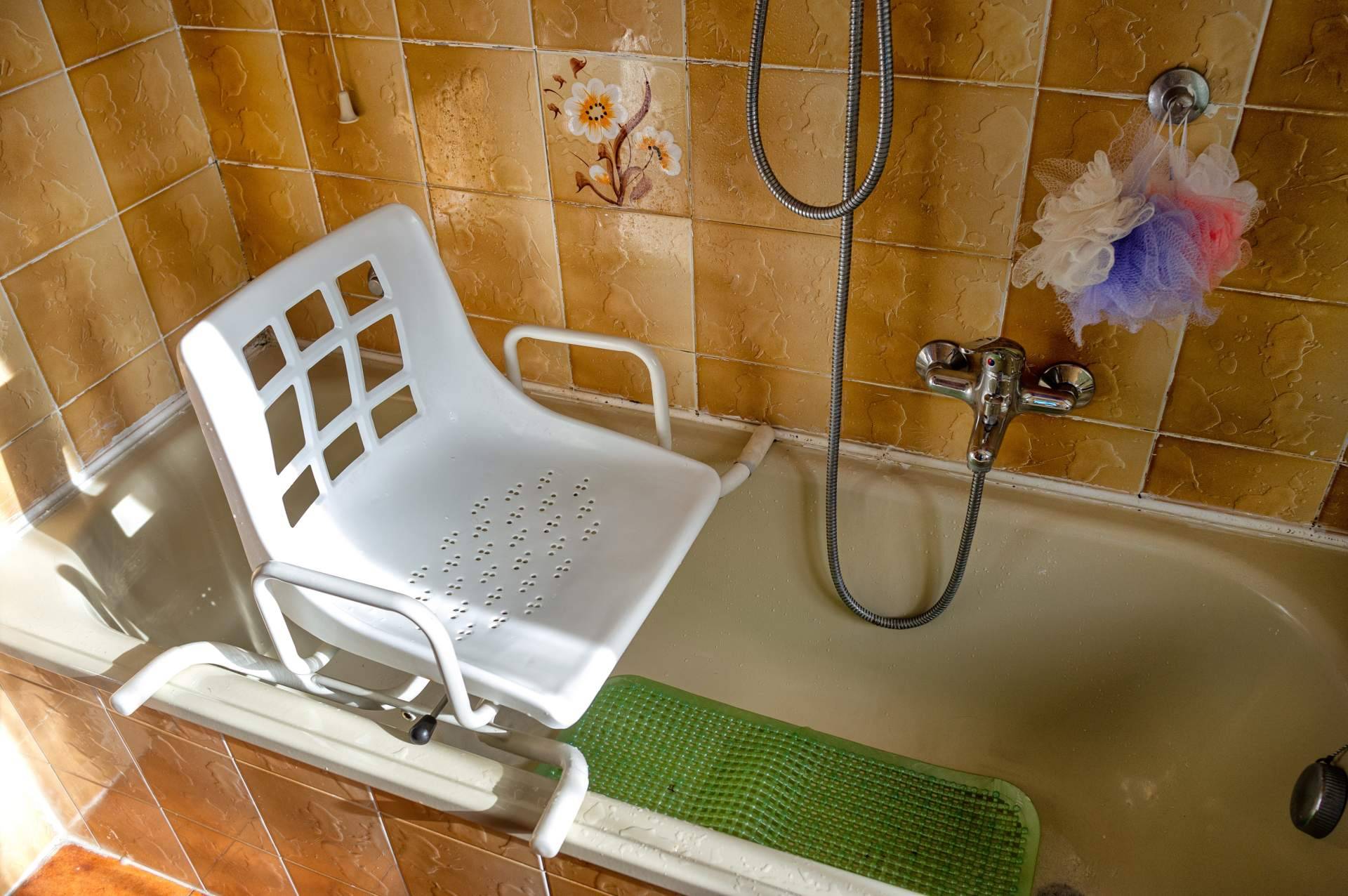 Los beneficios de la silla giratoria bañera para las personas con movilidad reducida, por Ortopedia Para Ti