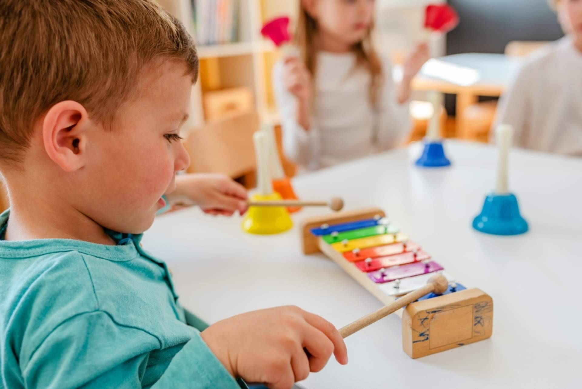 Escuela de Música La Clave explica la importancia para el desarrollo integral de tocar un instrumento