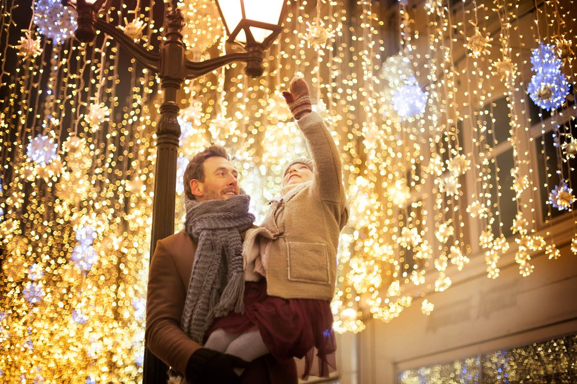 Cómo se decora una ciudad en Navidad con elalquilador