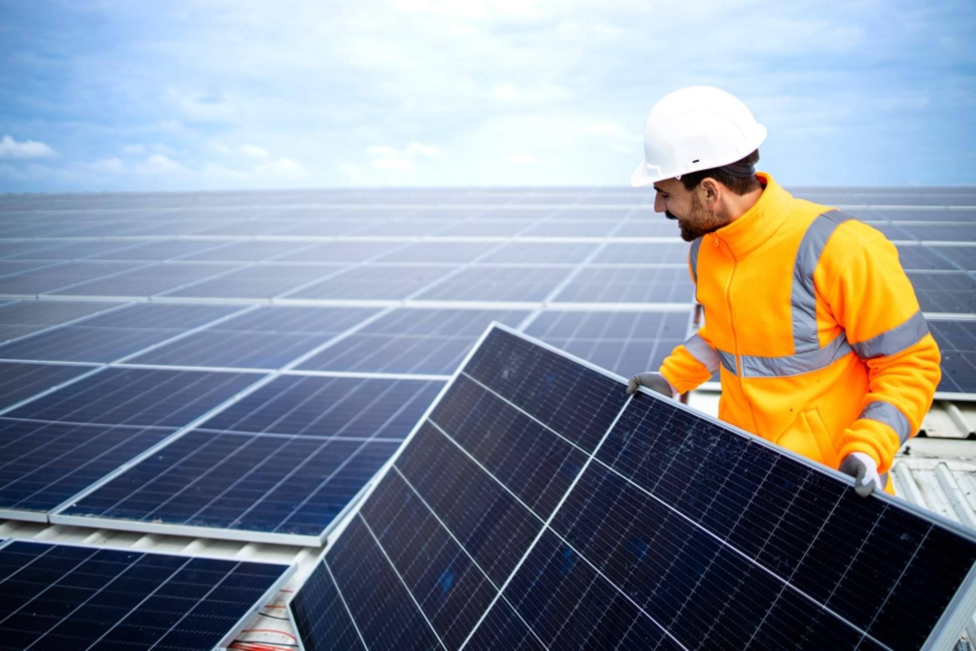 La empresa Acierta Eficiencia lleva a cabo la instalación y mantenimiento de placas solares
