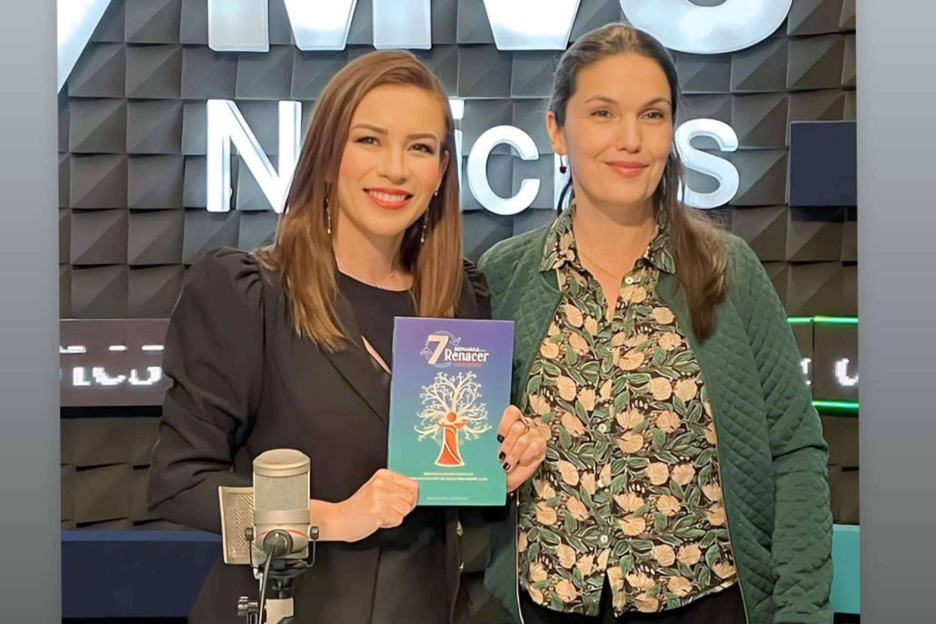 Cris Koro presenta en México el libro '7 semanas para renacer' con una gran acogida del público
