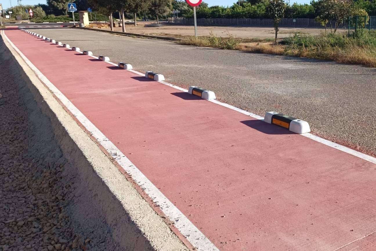 Abadecom ofrece una alternativa segura, eficiente y duradera, los separadores de carril bici fotoluminiscentes