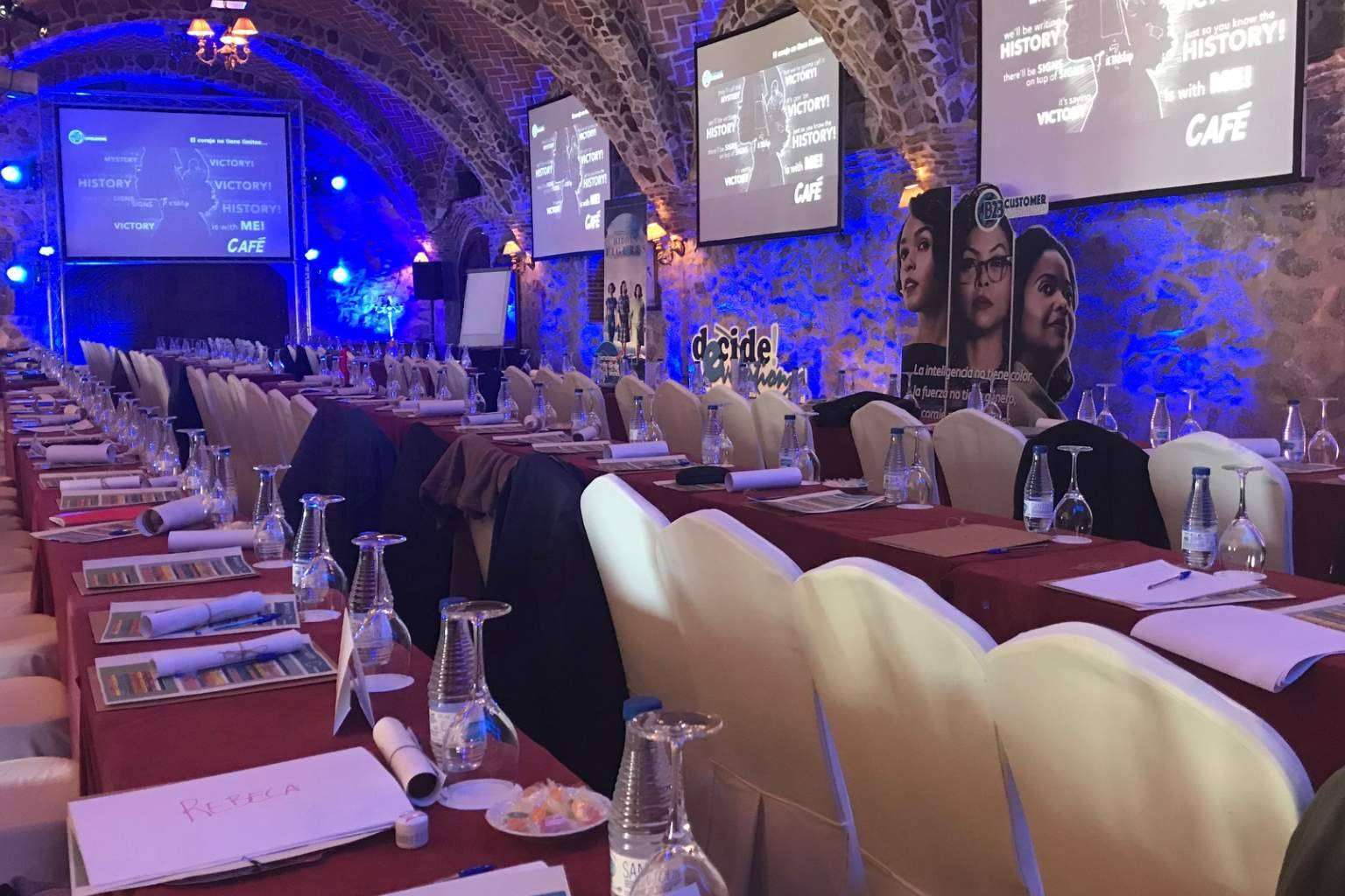 ¿Qué tipos de eventos empresariales se pueden llevar a cabo en Aldea Santillana?