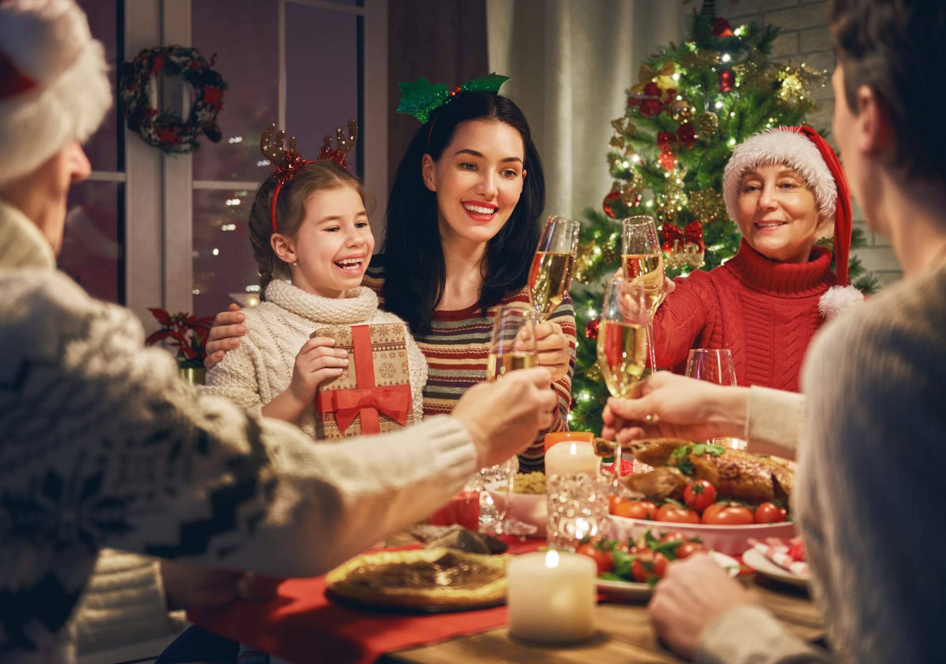 Controlar los excesos de comida durante las fiestas con enzimas digestivas