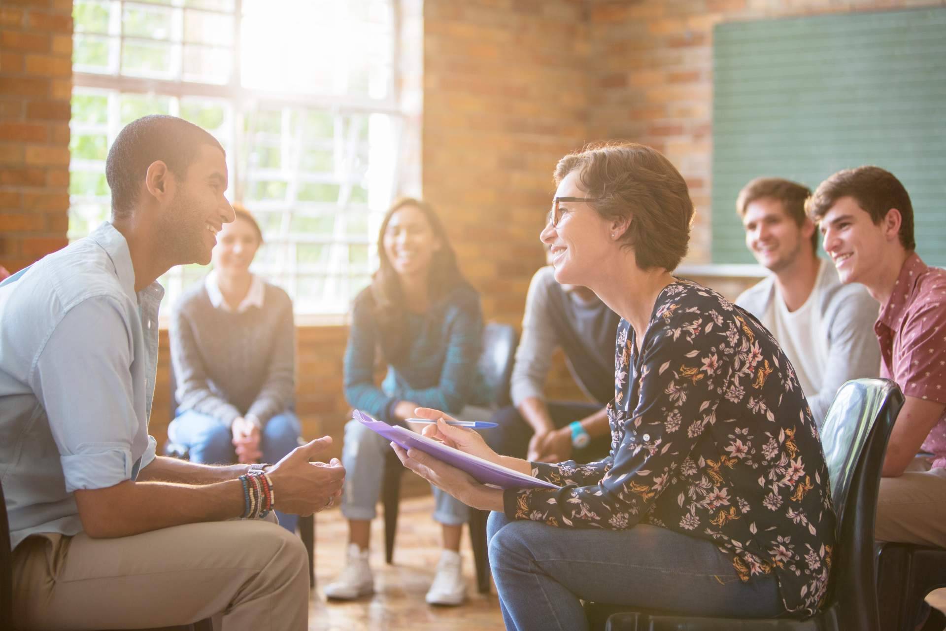 Los beneficios de la terapia grupal para gestionar la ansiedad y sentimientos depresivos