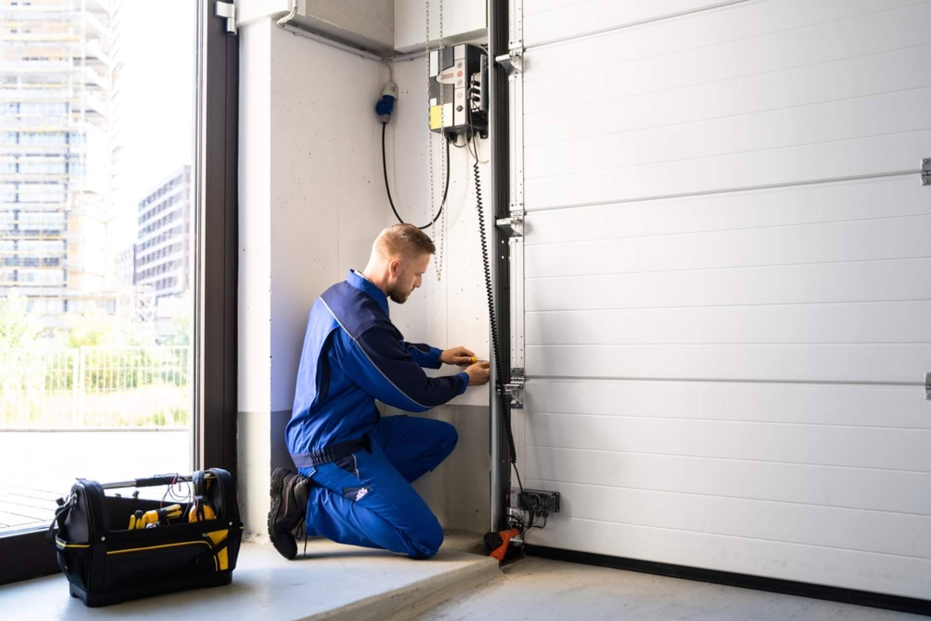 Segova, la empresa que ofrece servicios de instalación, motorización y mantenimiento de puertas metálicas