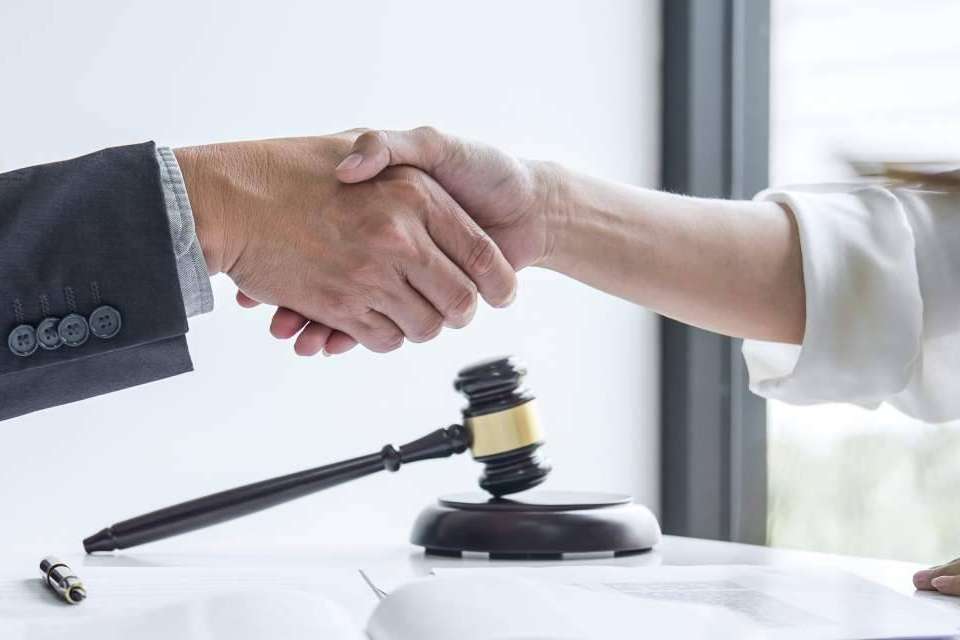 Oportuna Legal cuenta con abogados especializados en derecho bancario