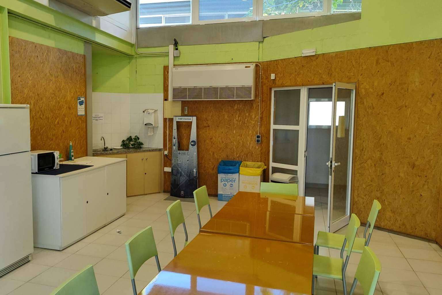 Ahorro económico; las ventajas de implementar un dispensador de agua Jibu H2O en oficinas y otros espacios