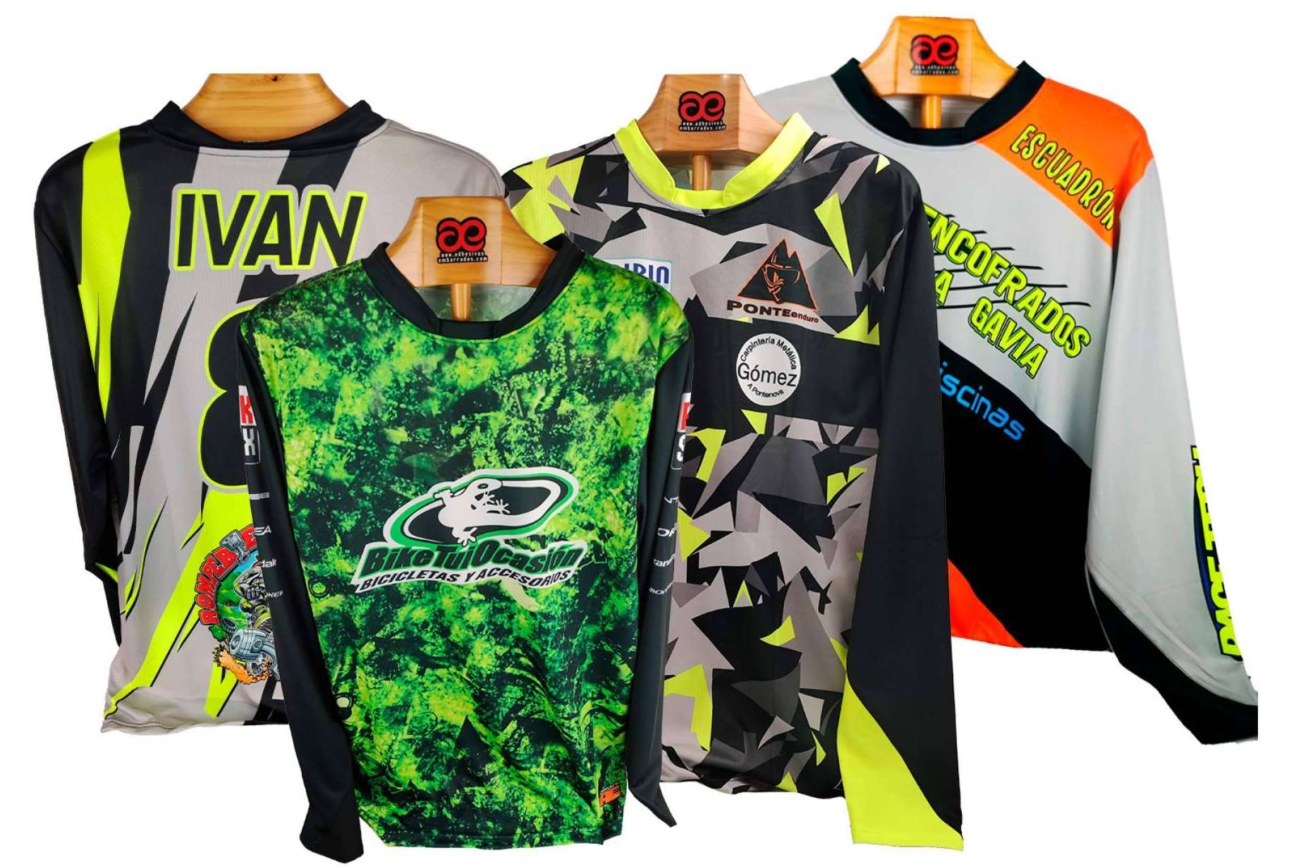 La importancia de la ropa personalizada en motocross, con ADHESIVOSEMBARRADOS