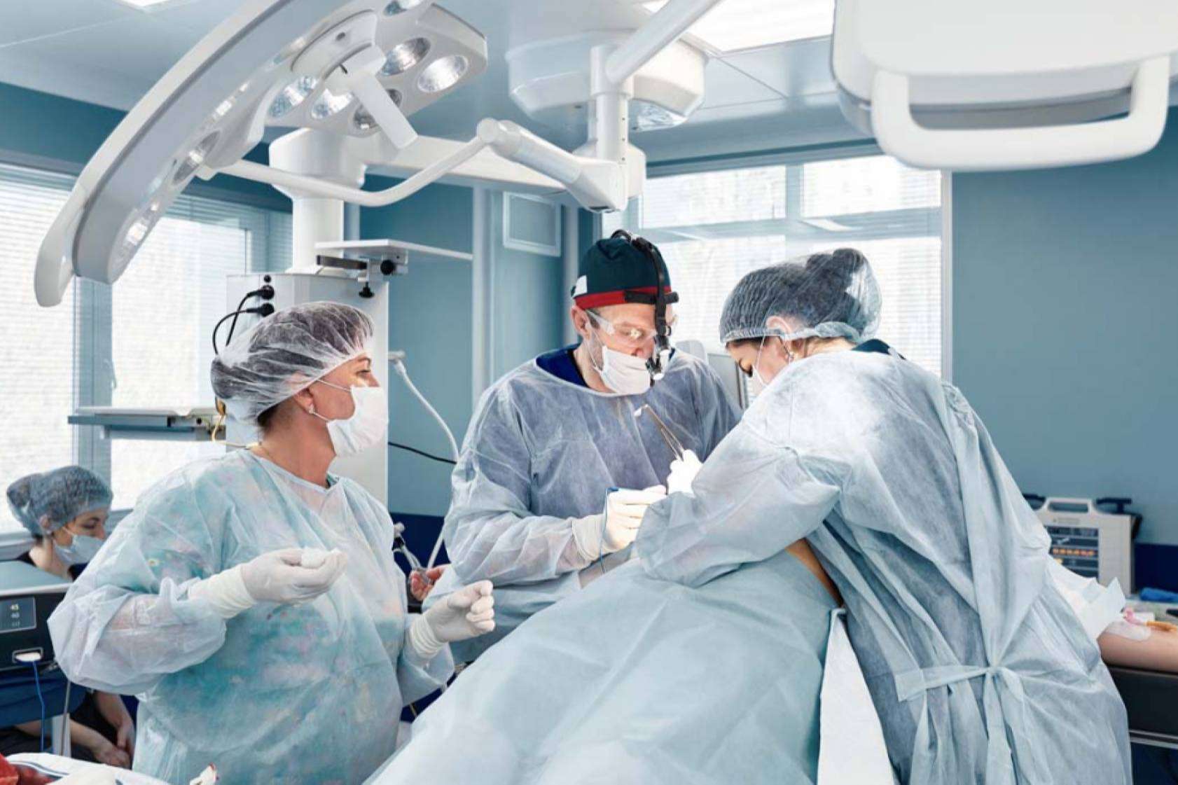 Dr. Gabriel Cubillos, un renombrado médico y cirujano que lidera la batalla contra la obesidad y el exceso de peso