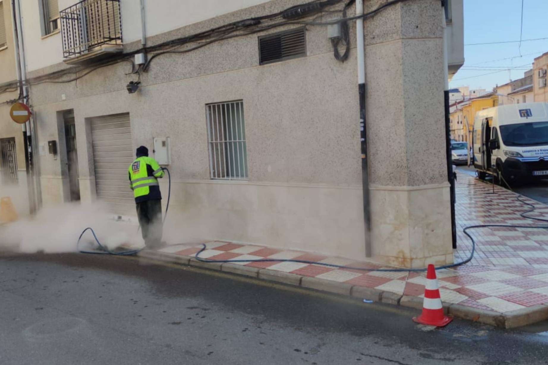 Mantenimiento para ayuntamientos con limpieza con vapor de alta presión para municipios, por Galvañ Lacados