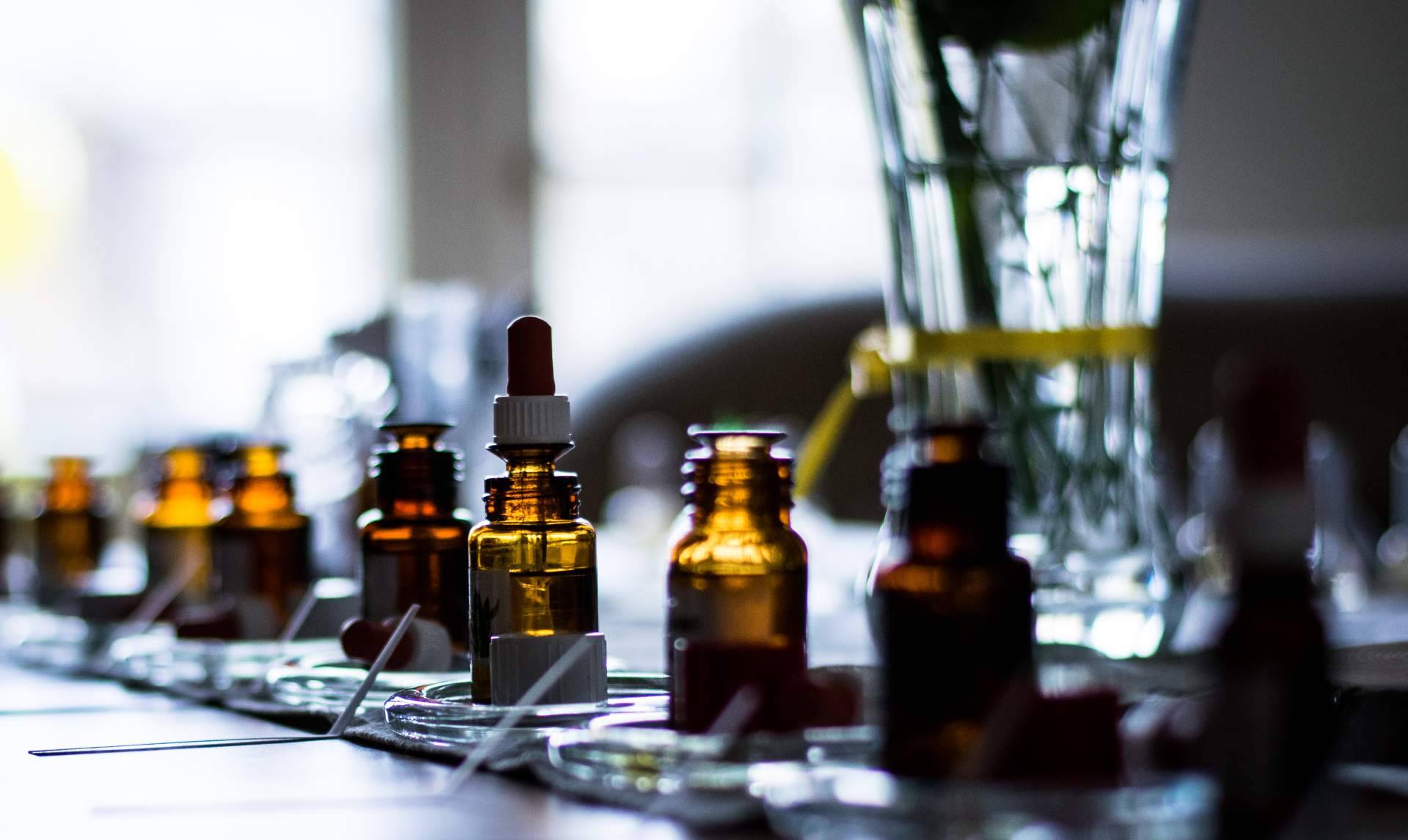 Una empresa dedicada a crear y desarrollar productos cosméticos es Mixer & Pack