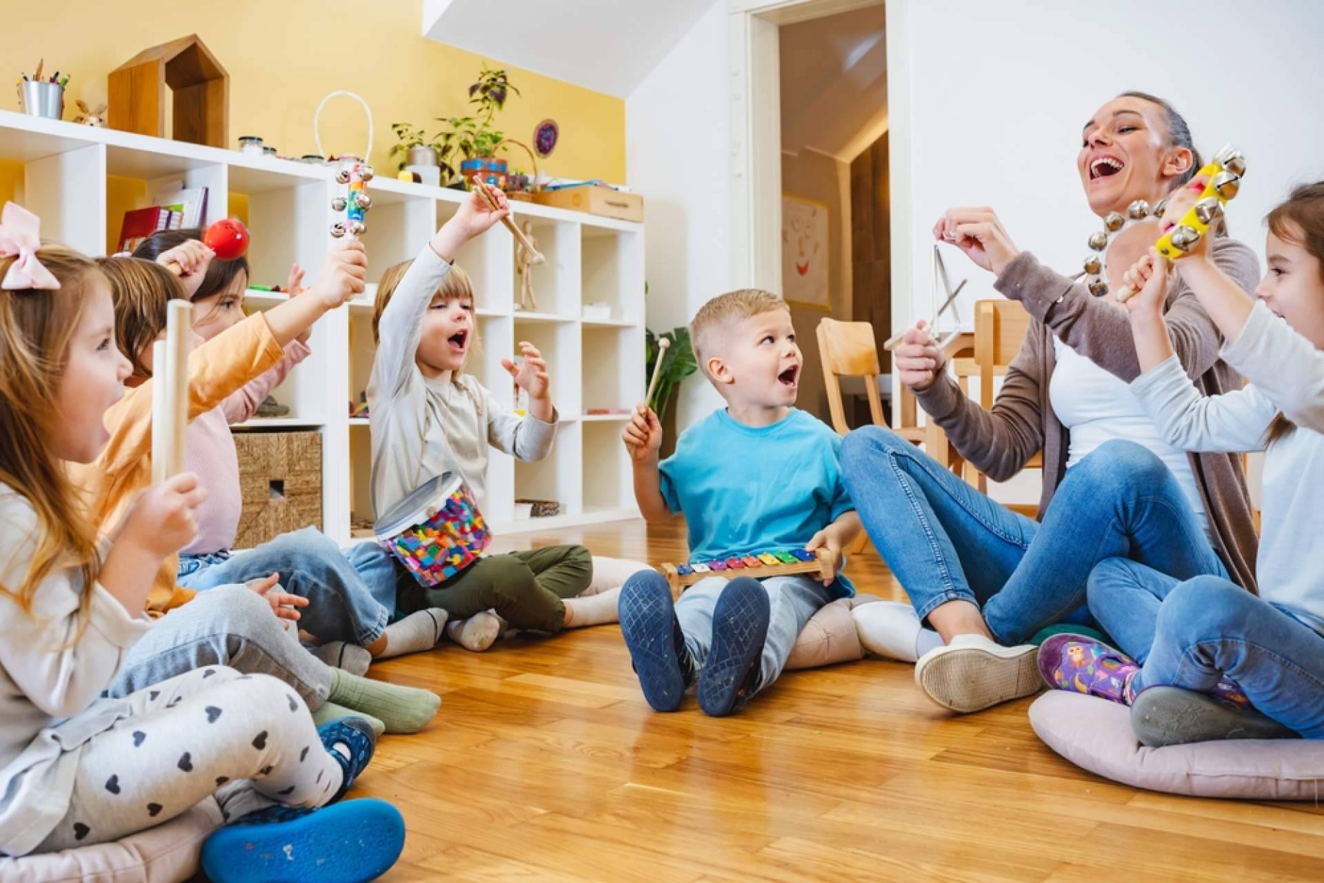 Los factores más importantes de la educación musical en los programas (Música y Movimiento) para niños de 3 a 6 años