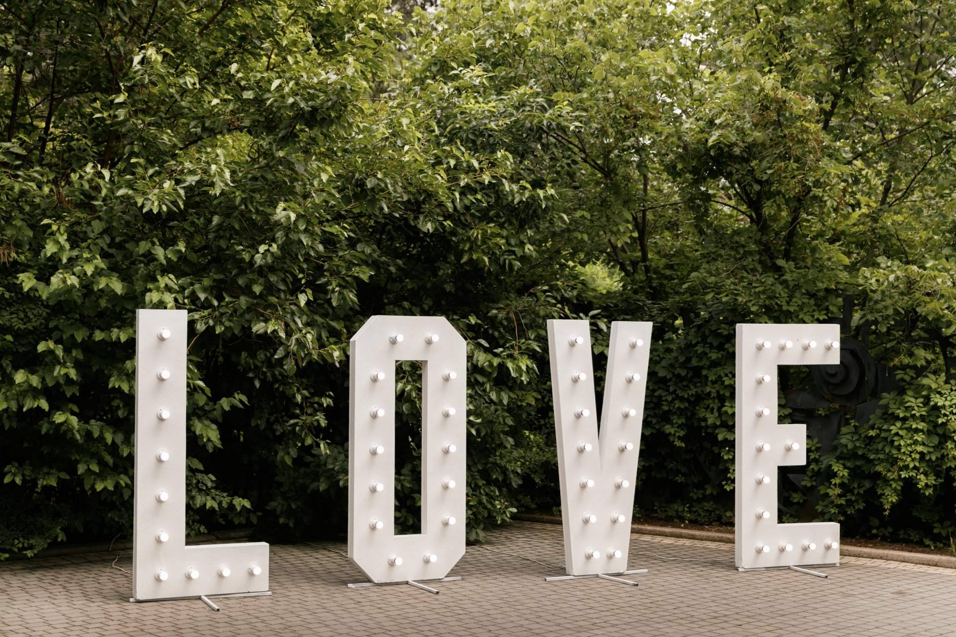 BCN LETTERS dispone de letras luminosas para bodas